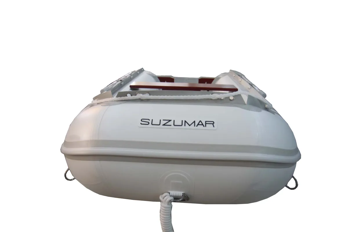 Suzumar DS 320: Rückansicht eines Schlauchboots mit einem Seil