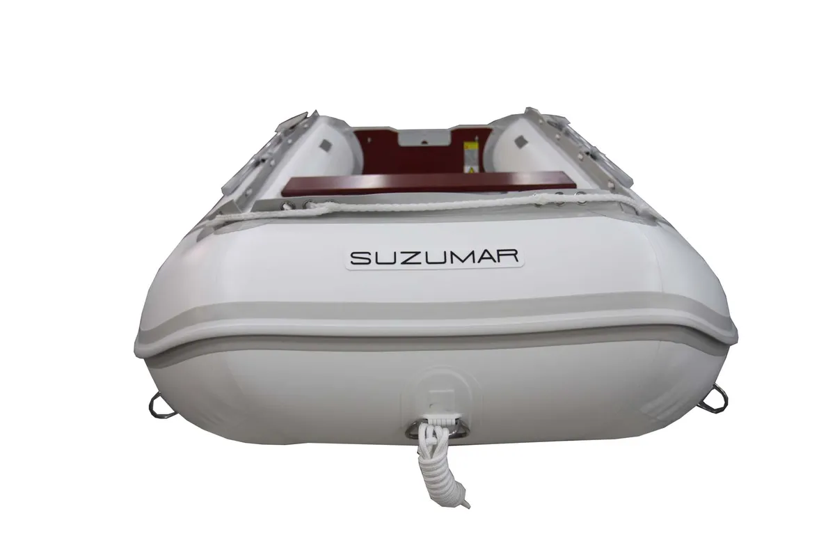 Suzumar DS 360: Rückansicht eines Schlauchboots vor weißem Hintergrund