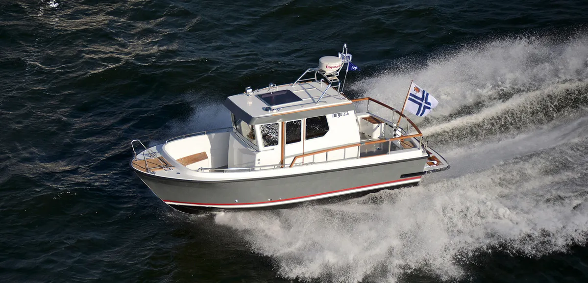 Targa 23.1: Boat cruising through waves