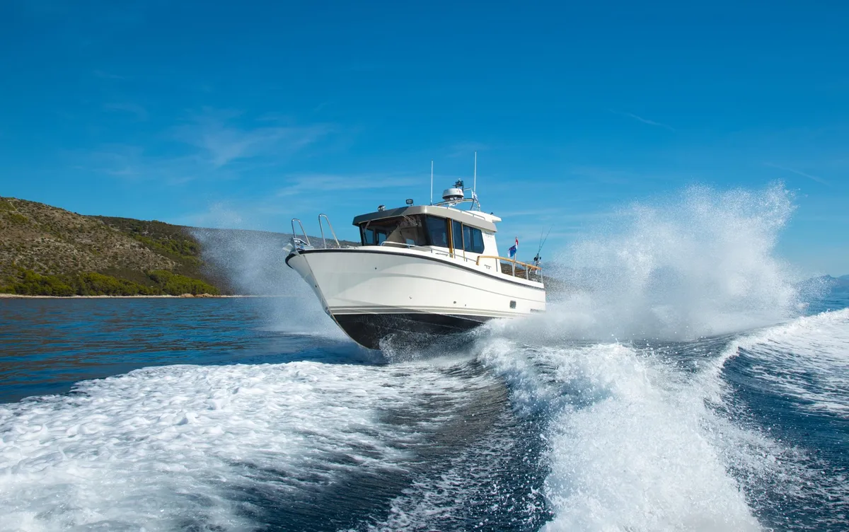 Targa 27.2 TF: Boat cruising through waves