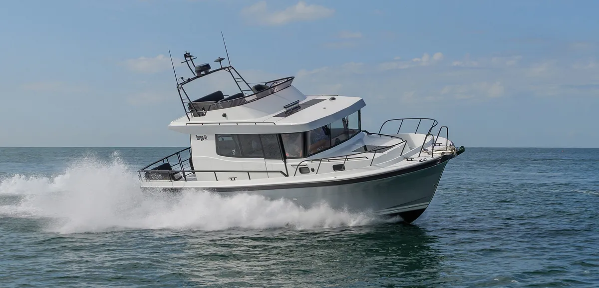 Targa 41: Un bateau naviguant au milieu de l'écume