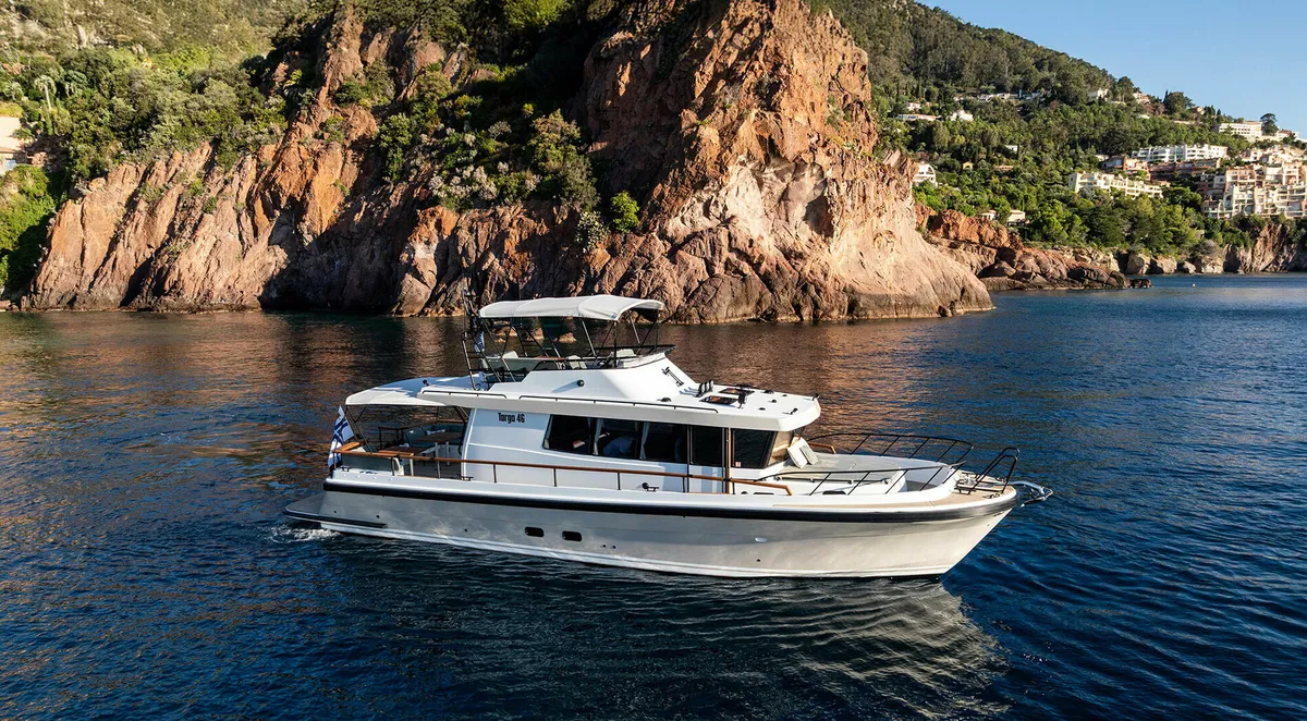 Targa 46: Croisière en bateau au large d'une côte rocheuse