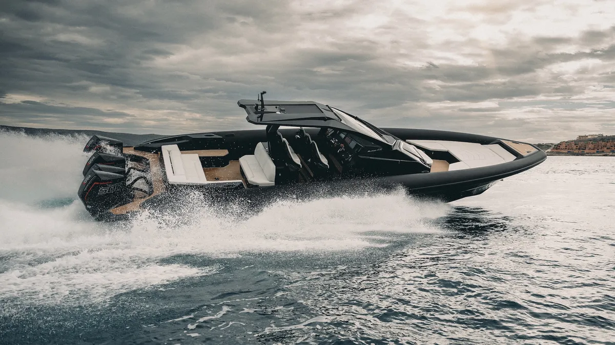 Technohull Alpha 45: Un hors-bord fendant les vagues