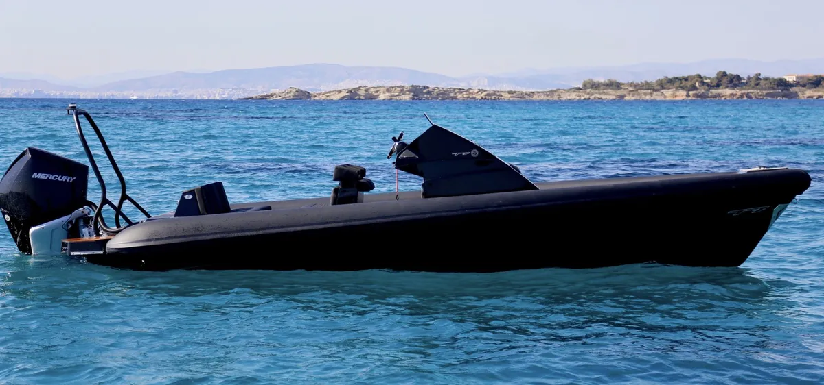 Technohull GT7: Schwarzes Schlauchboot auf dem Meer