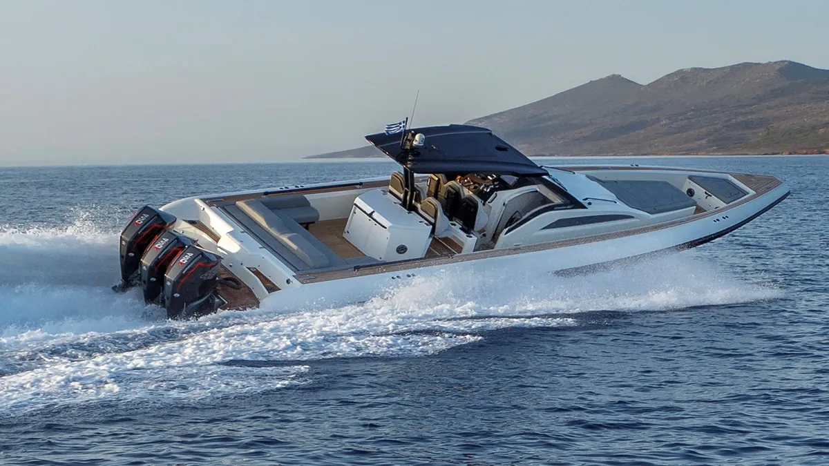 Technohull Omega 47: Schnellbootfahrt auf dem Meer