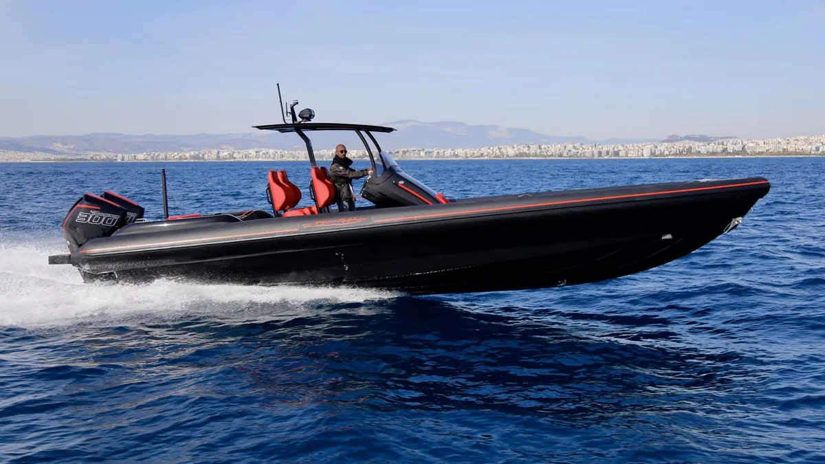 Technohull SeaDNA 999: Ein schwarzes Schnellboot fährt auf dem Meer