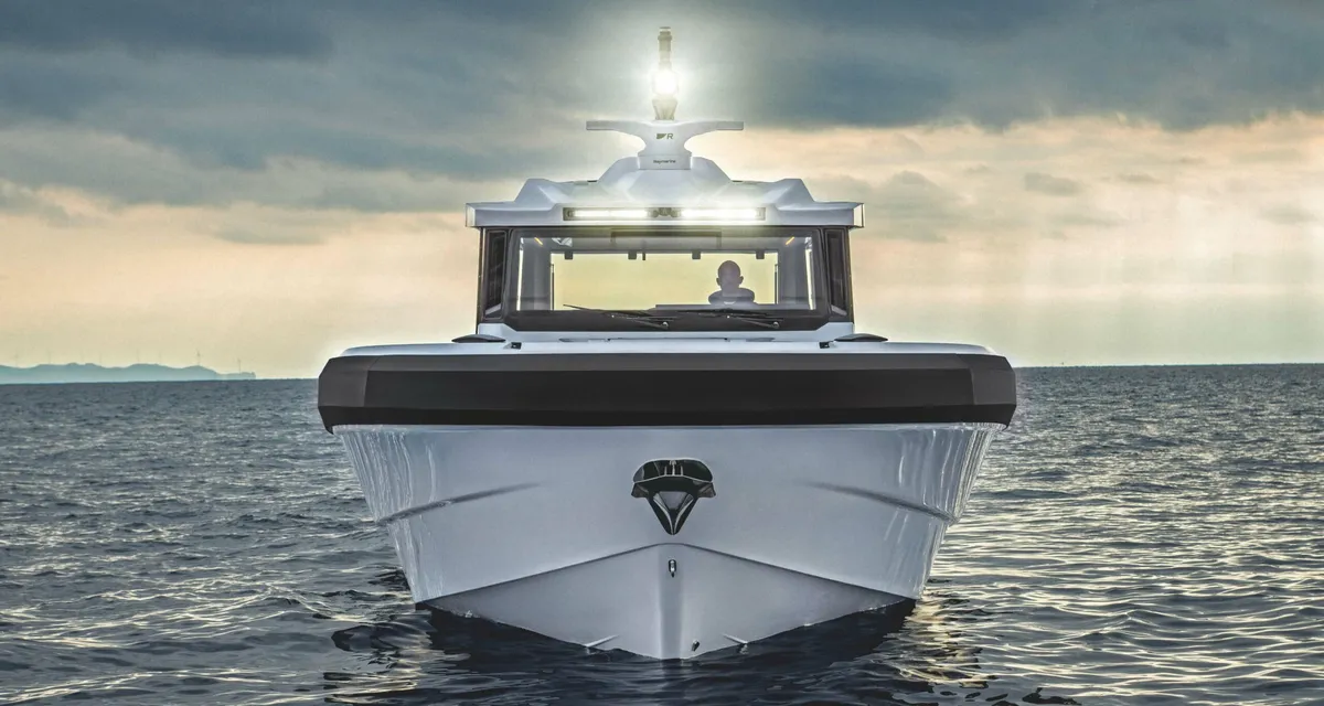 Technohull XPD 46: Front view of a boat at sea