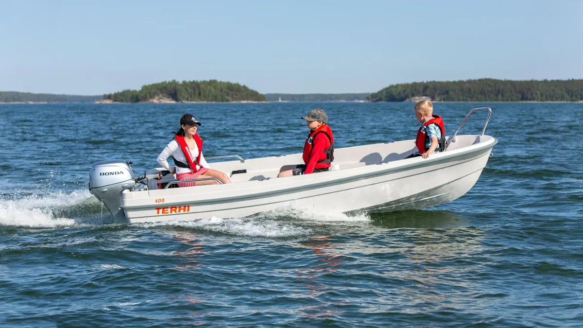 Terhi 400: Boat cruising with family