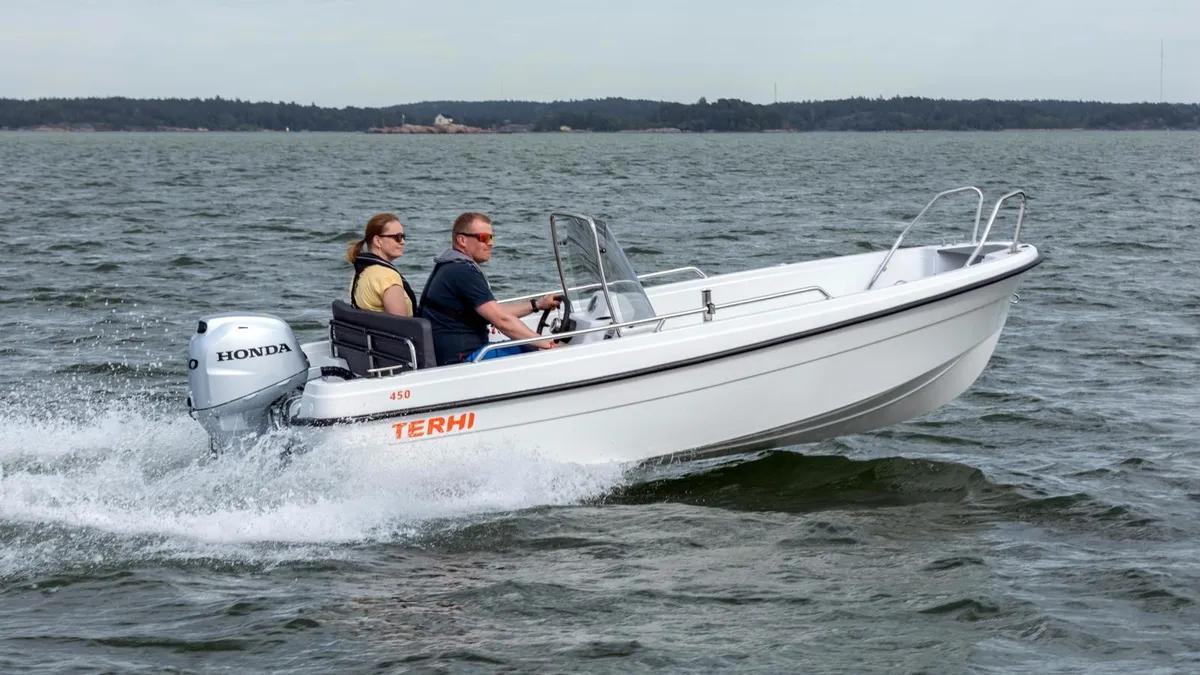 Terhi 450 C: Boat cruising at sea