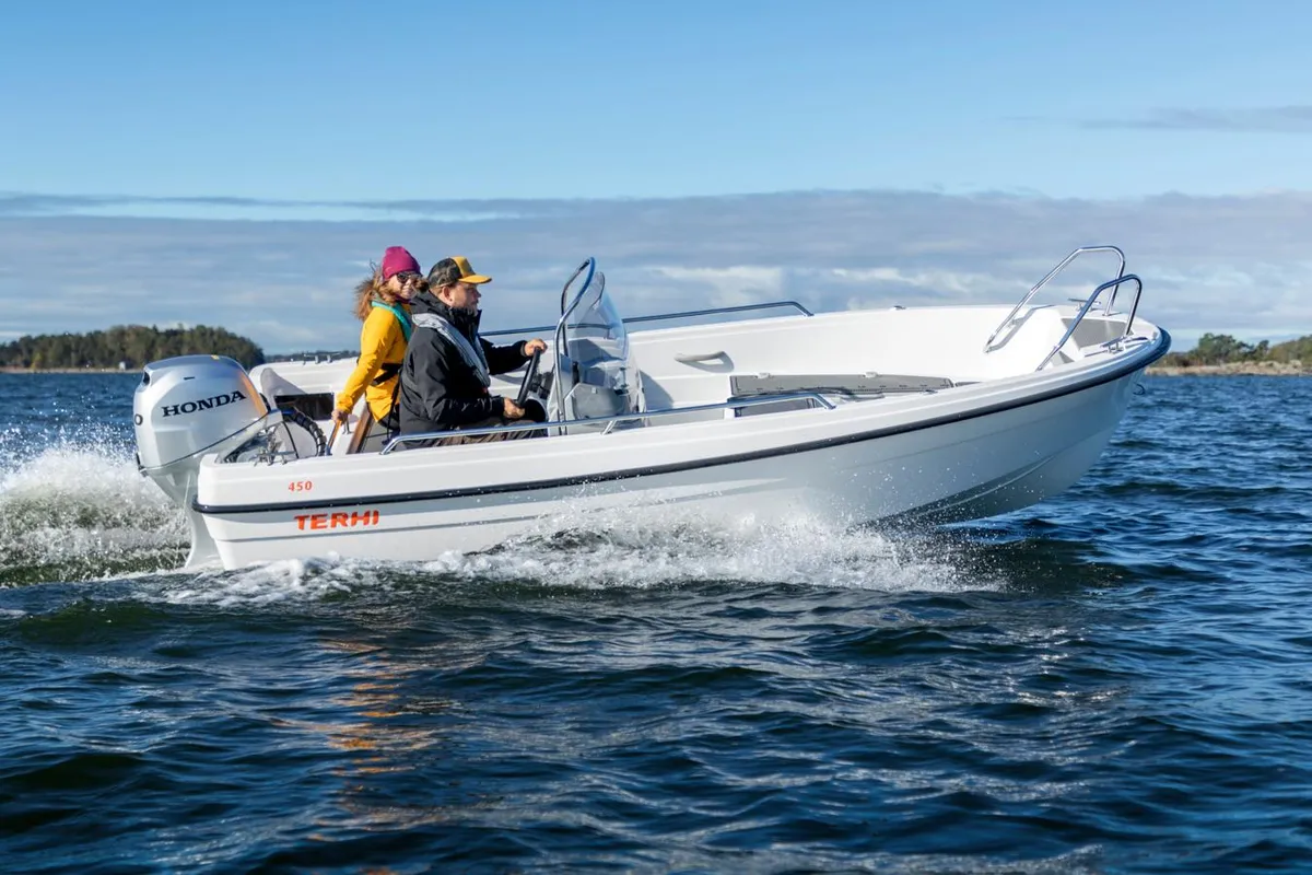 Terhi 450 SC: Boat cruising at sea