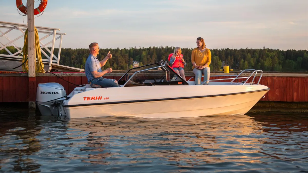 Terhi 480 BR: Eine Familie neben einem Boot an einem Steg