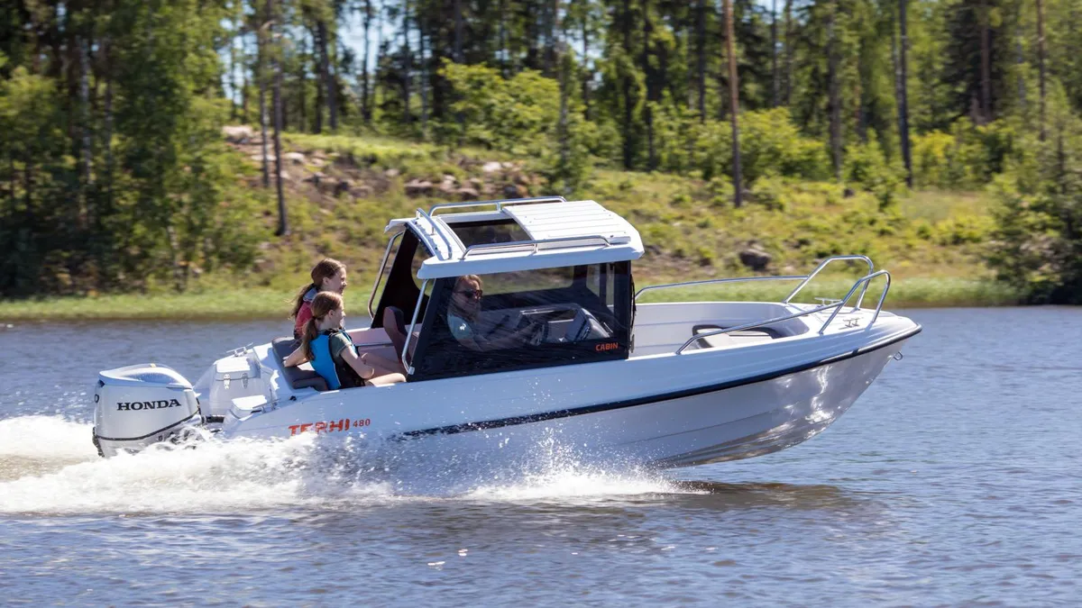 Terhi 480 Cabin: Bootsfahrt auf einem See