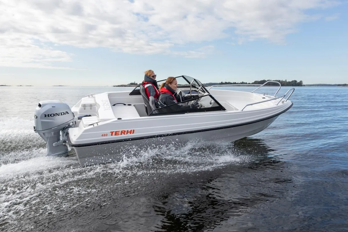 Terhi 480 Sport: Bootsfahrt auf dem Meer