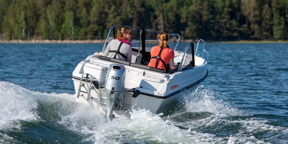 Terhi 480 TC: Boat with two people on board
