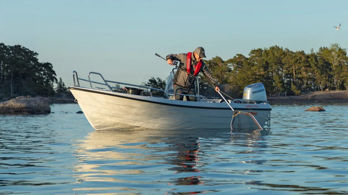 Terhi Nordic 6020 C: A man fishing from a boat