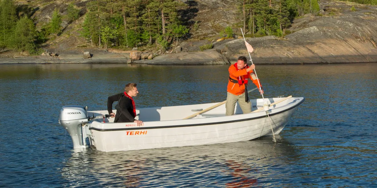 Terhi Nordic: Zwei Männer in einem Boot auf dem Wasser