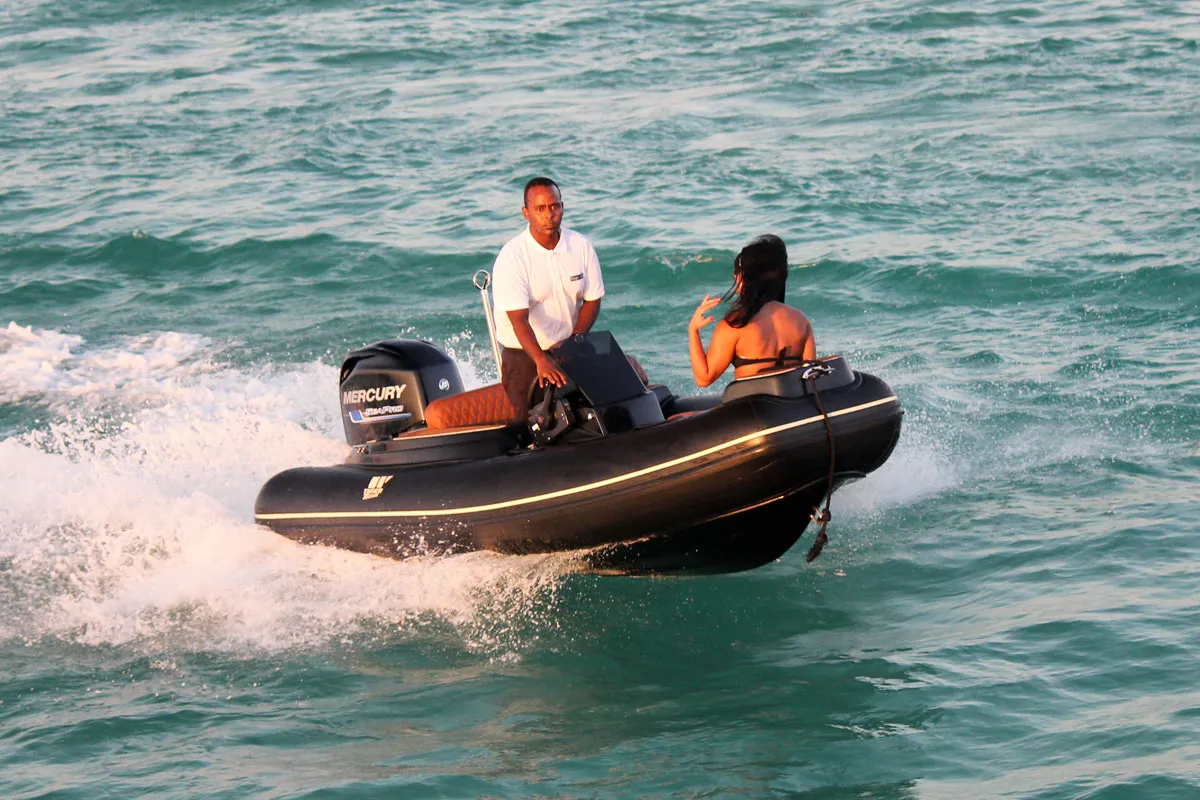 Tiger Marine 340 ProTender: Ein Schnellboot rast über das Meer
