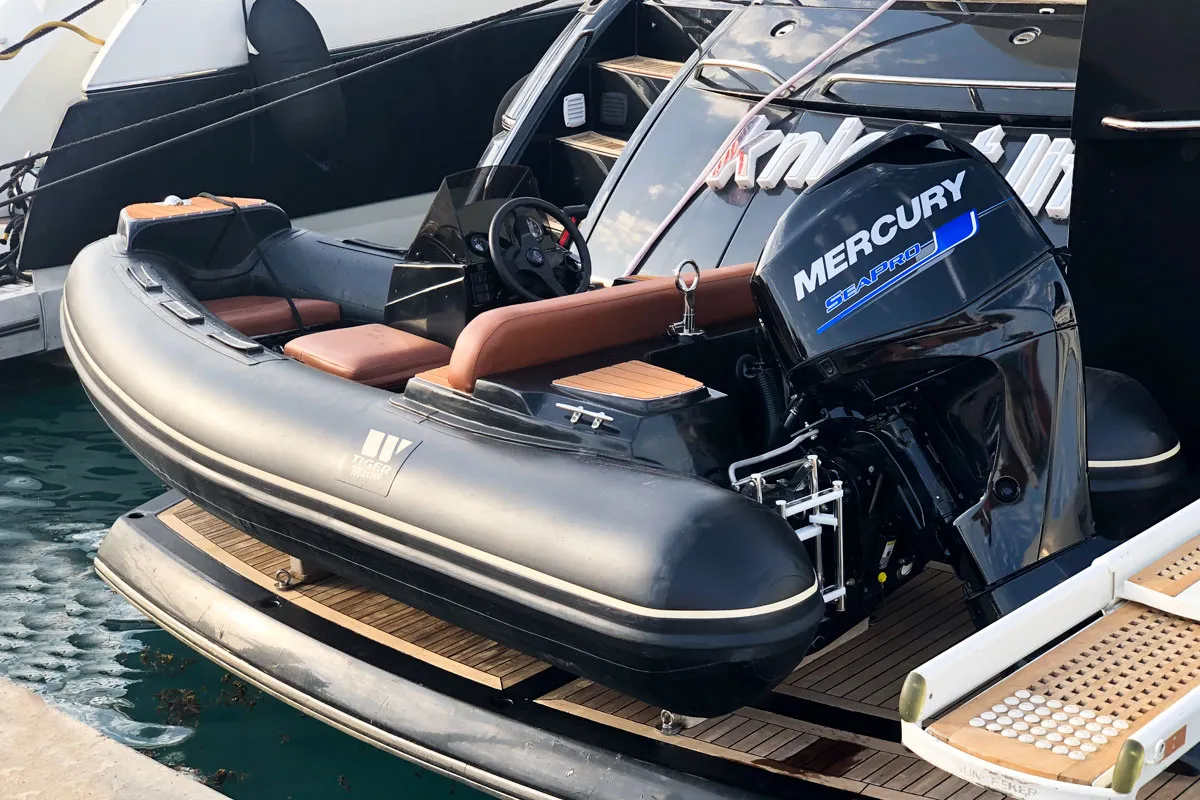 Tiger Marine 340 ProTender: Rubber dinghy with a Mercury outboard motor