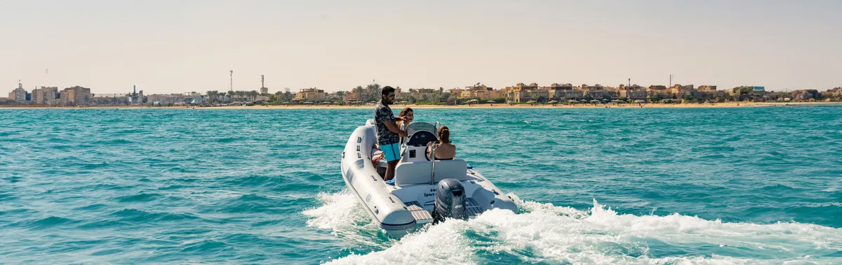 Tiger Marine 440 SportLine: Rubber dinghy cruising near the coast