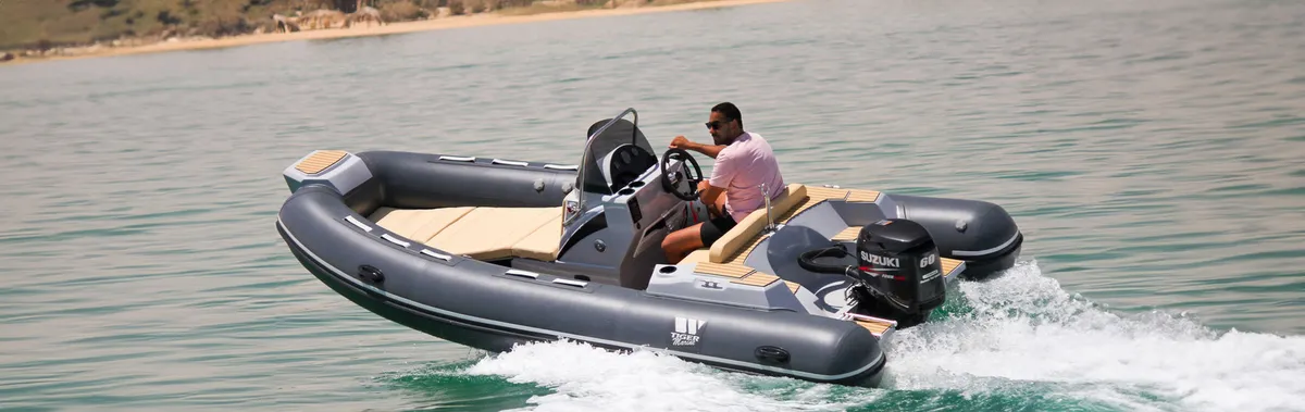 Tiger Marine 480 SportLine: Rubber dinghy cruising at sea