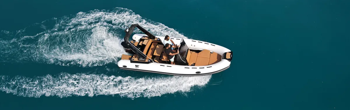 Tiger Marine 600 TopLine: Eine Fahrt mit dem Schnellboot, das eine schäumende Heckwelle hinterlässt