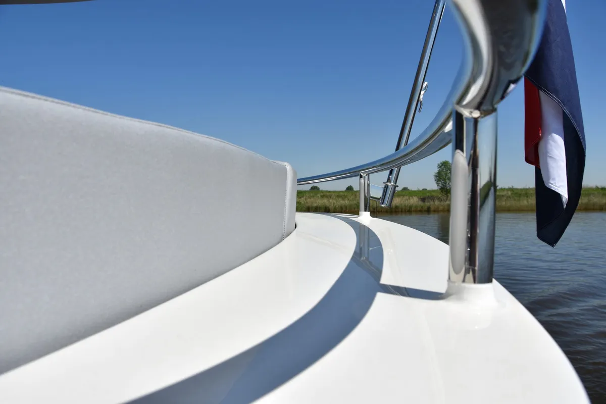 Van den Hoven Jachtbouw Executive 1500 MK2: Bow with railing and flag