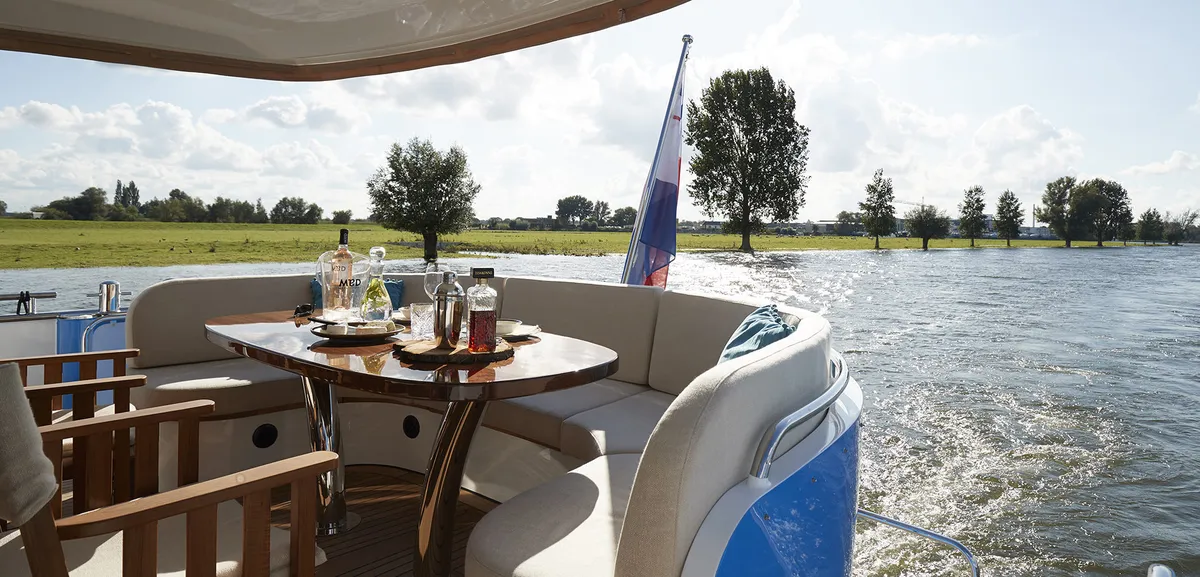 Van den Hoven Jachtbouw Executive 1850: Bench seat with table on deck