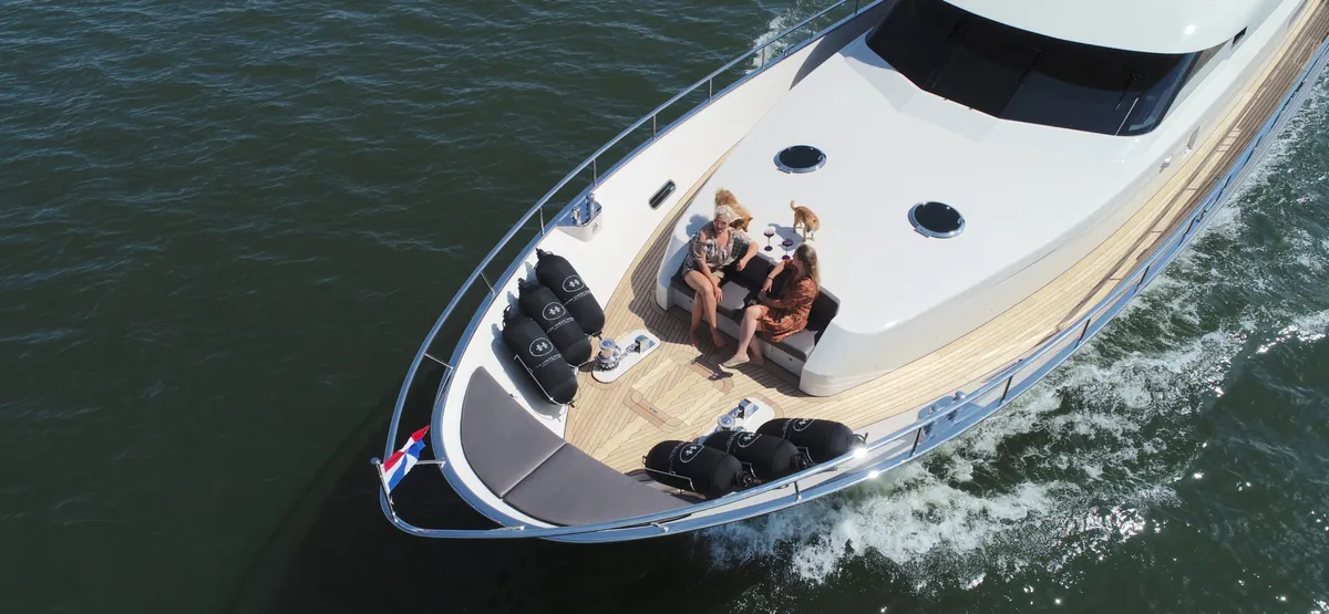 Van den Hoven Jachtbouw Executive 2100: Forecastle of a boat with people on board