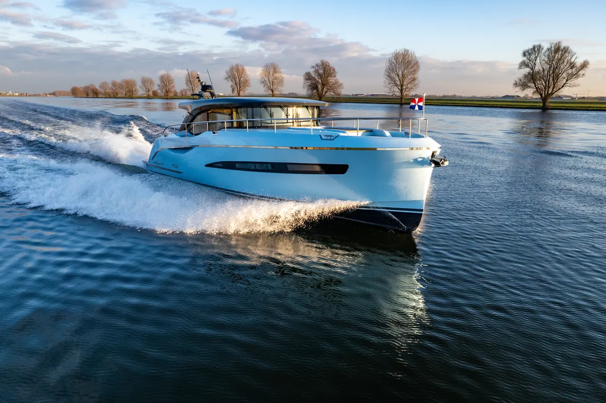 Van den Hoven Jachtbouw Voyager 50 Coupé: Boat cruising on a river