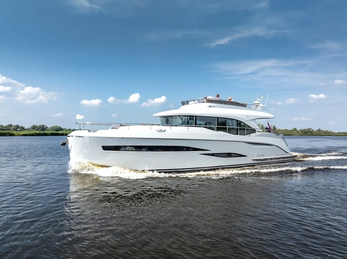 Van den Hoven Jachtbouw Voyager 56: Eine weiße Motoryacht gleitet über das Wasser