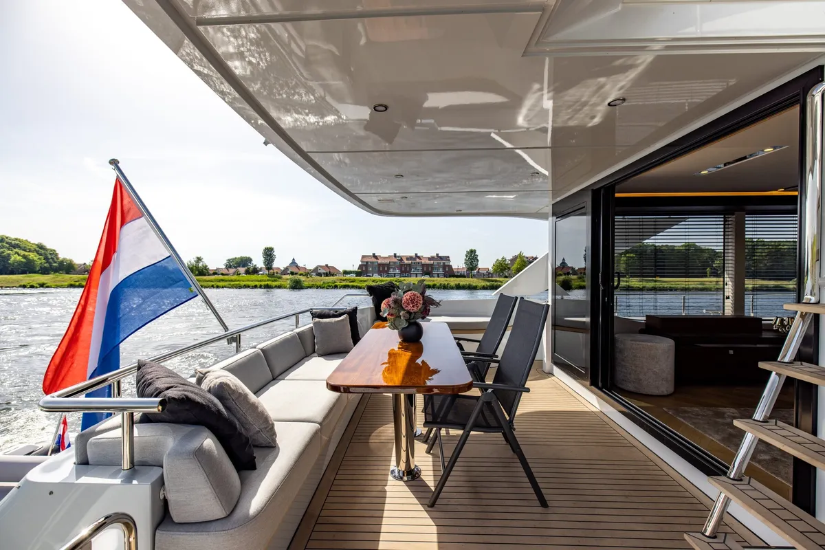 Van den Hoven Jachtbouw Voyager 61: Aft deck with bench seat and table