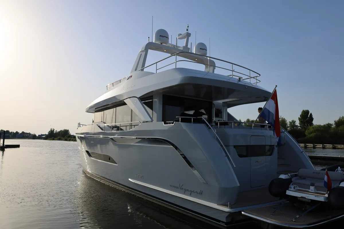 Van den Hoven Jachtbouw Voyager 61: Eine an einem Steg festgemachte Yacht