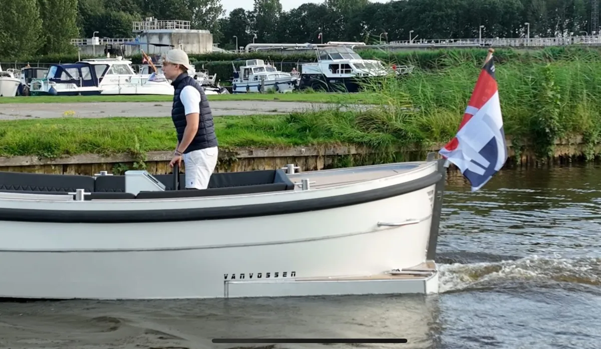 Van Vossen Plugin-E-Sloep 600: Boat cruising on water