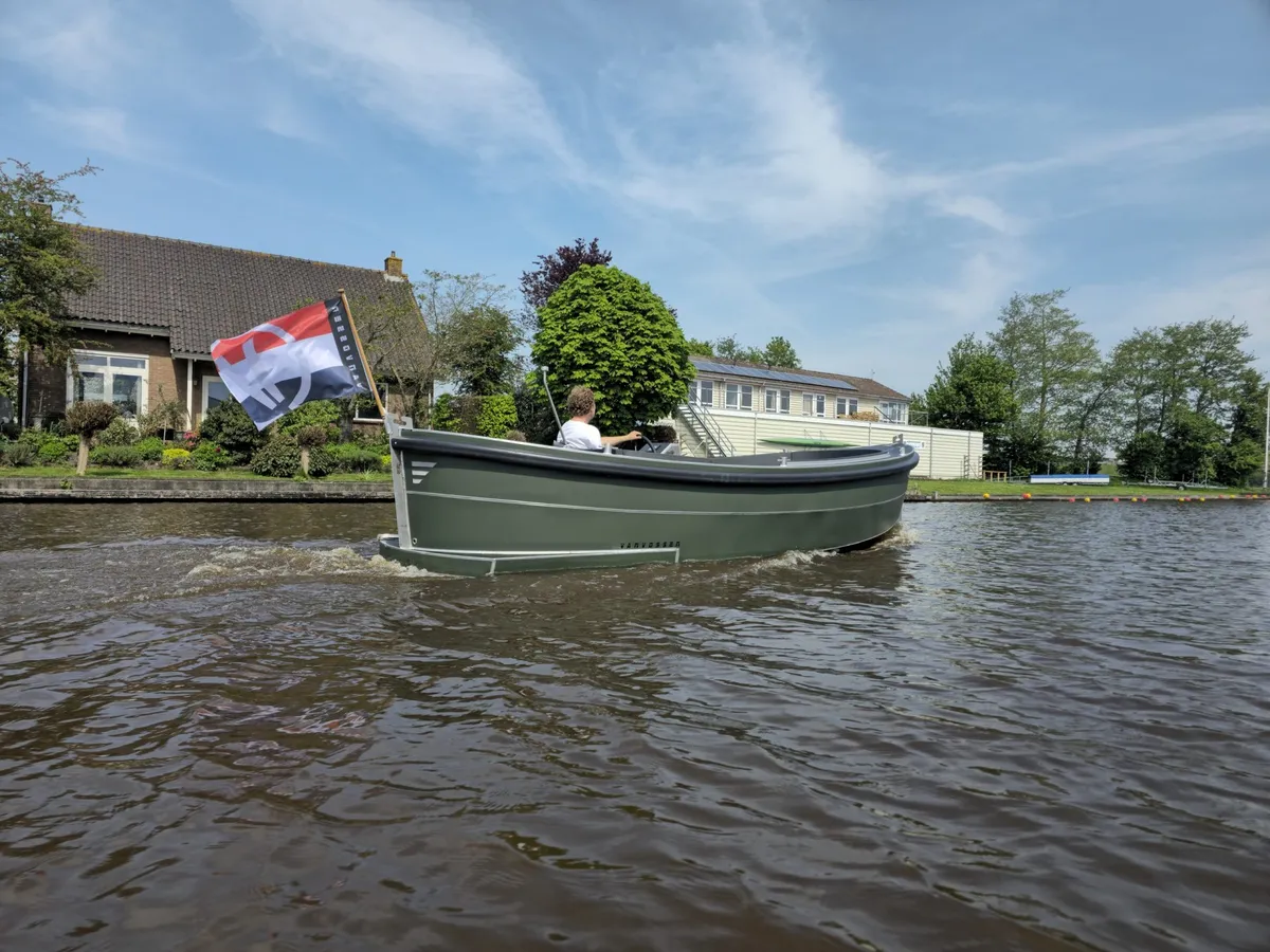 Van Vossen plugin-E-Sloep 650: Boat cruising on water