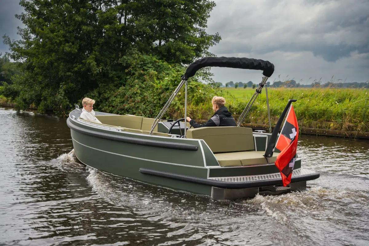 Van Vossen Plugin-E-SloepTender 595: Boat cruising on a river