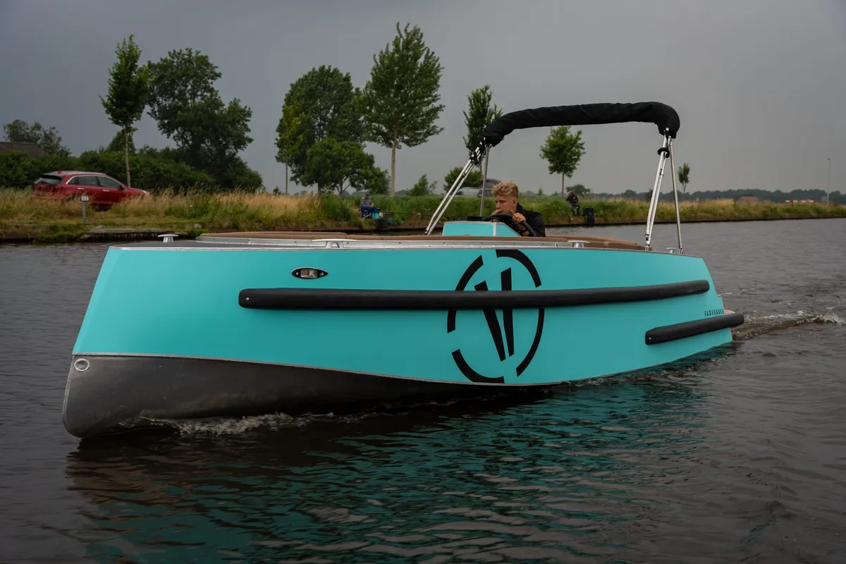 Van Vossen Plugin-E-Sport 650: A turquoise boat cruising on the water