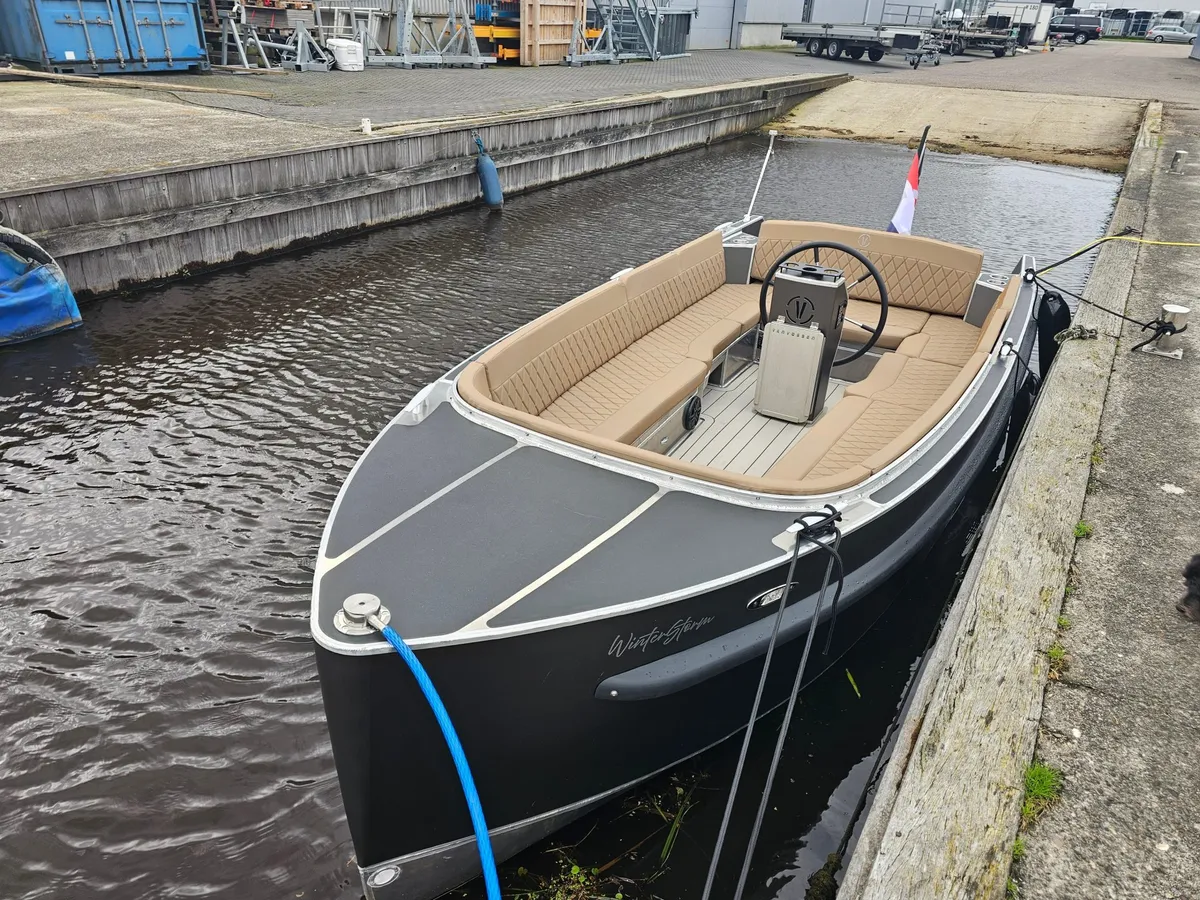 Van Vossen Plugin-E-Tender 595: Boat moored at the quay