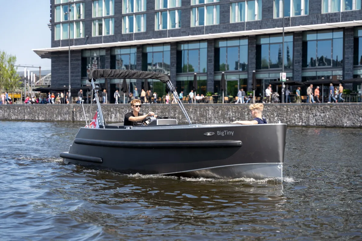 Van Vossen Plugin-E-Tender 650: Boat cruising through a city canal