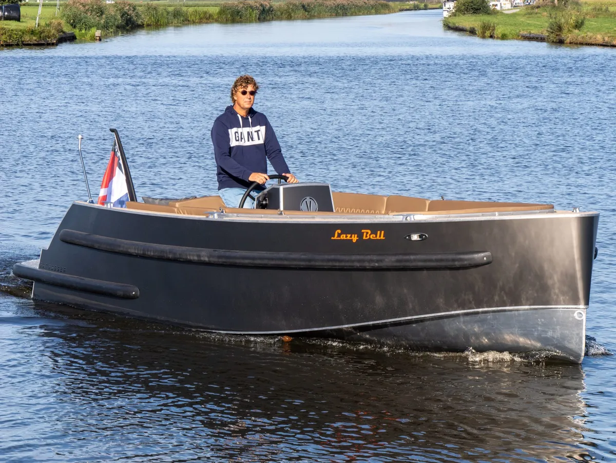 Van Vossen Plugin-E-Tender 700: Ein Mann, der mit einem Boot auf einem Kanal fährt