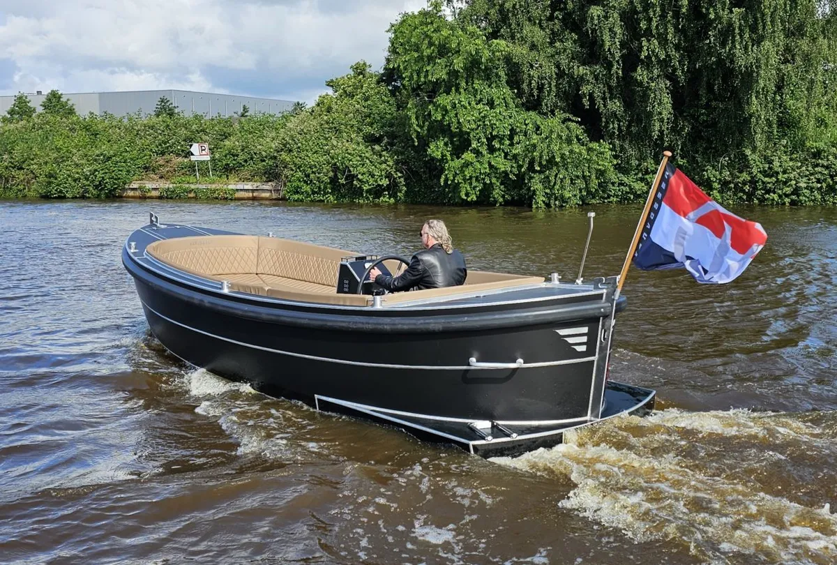 Van Vossen Sloep 650: Boat cruising on a river