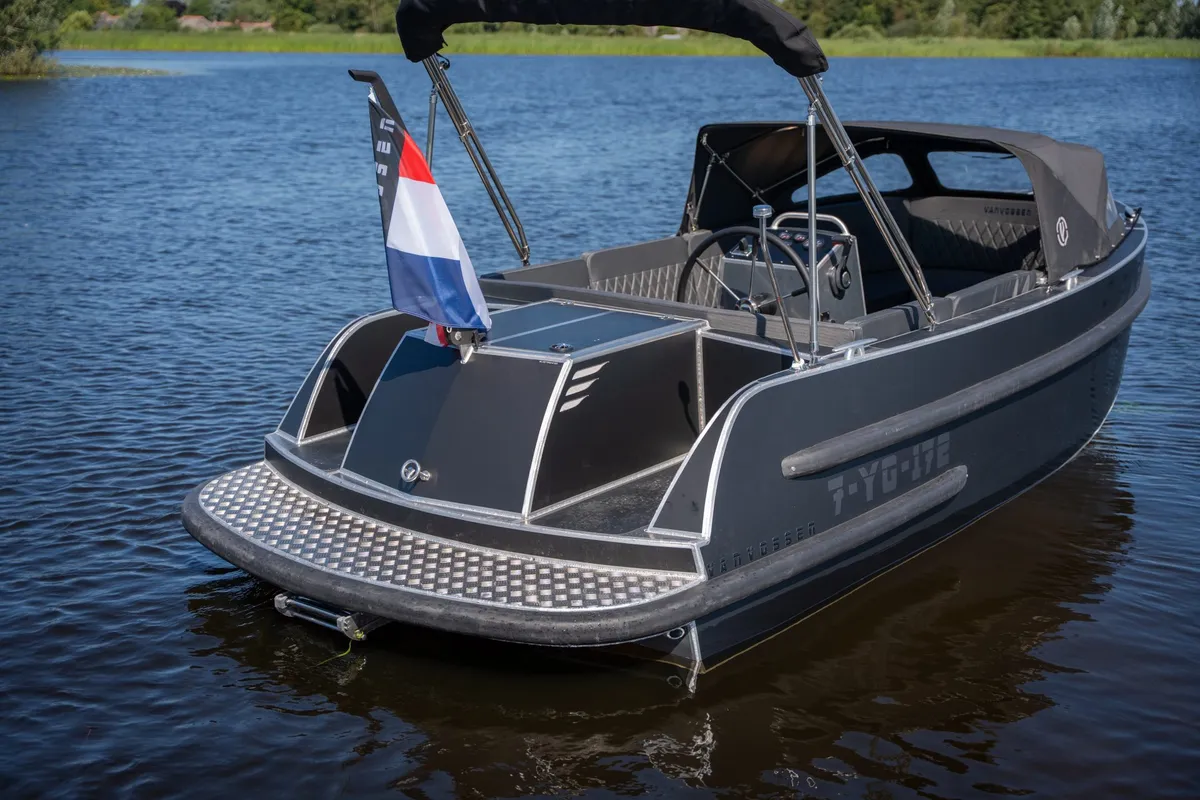 Van Vossen SportR 630: Boat on the water flying the Dutch flag