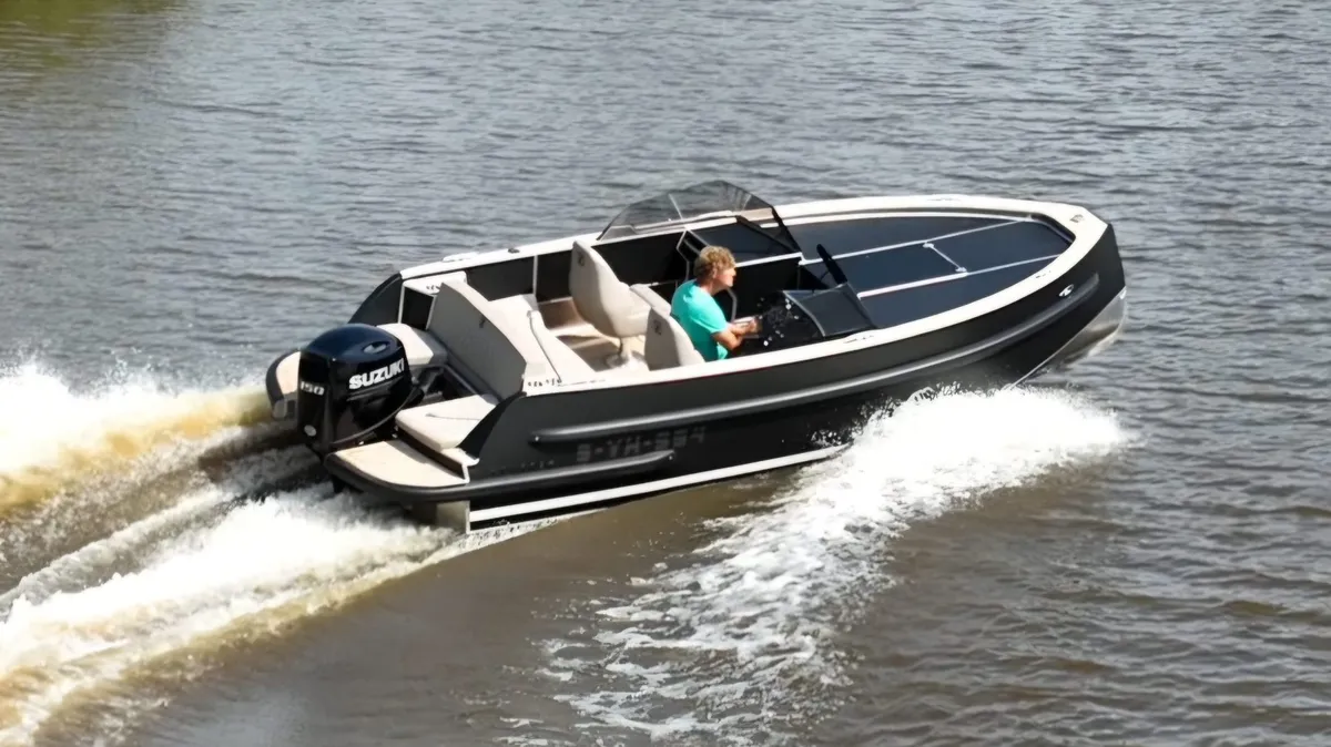Van Vossen SportR 650 runabout: Speedboat cruising on the water