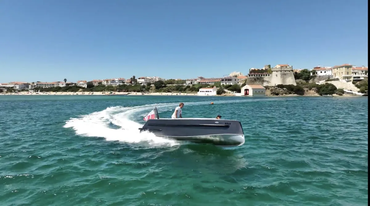 Van Vossen SportR 700: Ein Schnellboot rast über das Meer