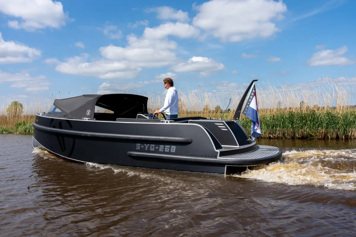 Van Vossen SportR 777: Boat cruising through the water