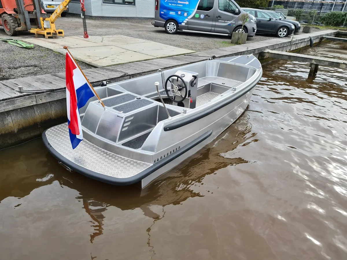 Van Vossen Tender 595: Aluminium boat moored at the quay