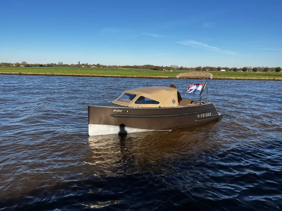 Van Vossen Tender 600: Boat cruising on a river