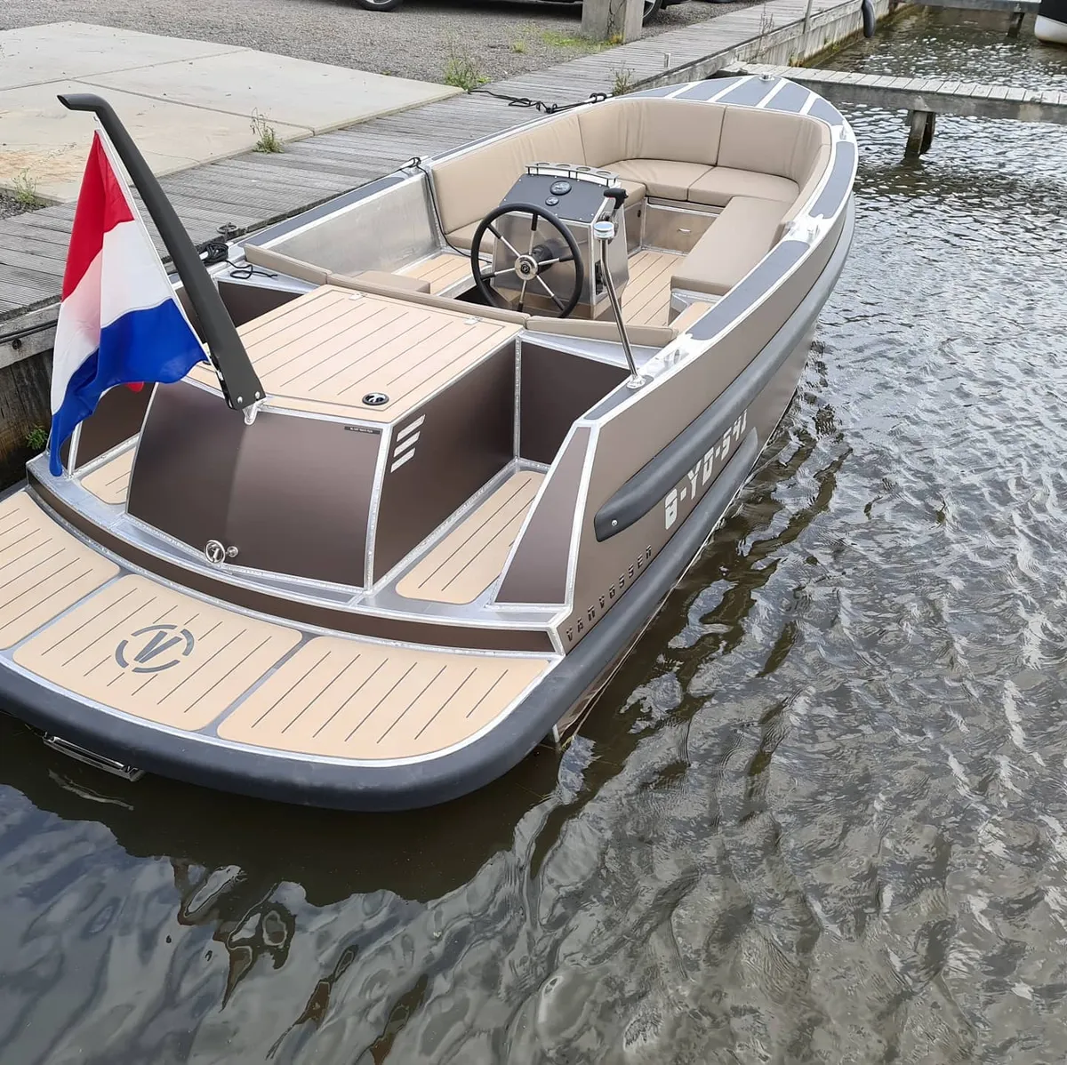 Van Vossen Tender 650: Sloop moored at a jetty