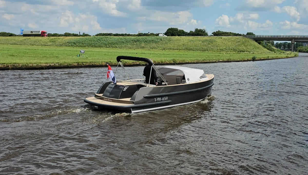 Van Vossen Tender 777: Bootsfahrt auf einem Fluss