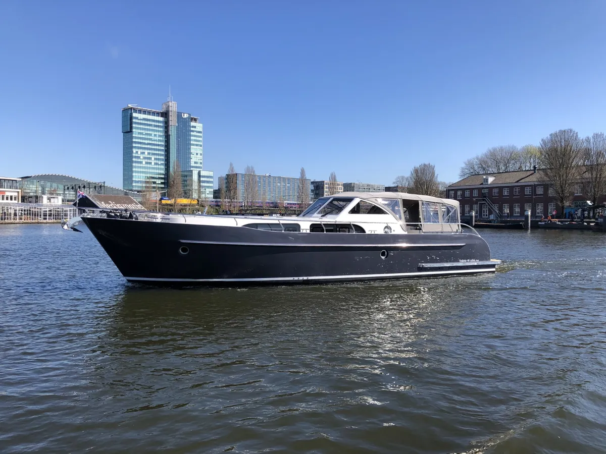 Vedette 46 Cabin Lounge: Ein schwarzes Motorboot gleitet über das Wasser