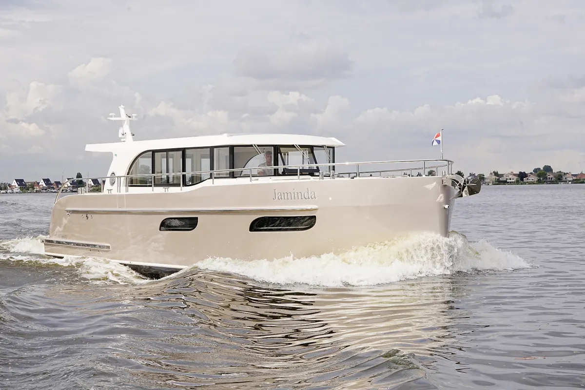 Vedette Navigator 42: Boat cruising on water